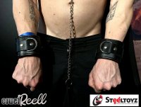 Aperçu: Menottes en cuir de luxe : parfaites pour les débutants en bondage